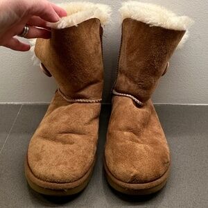 UGG Short Bailey Button Boots- Chestnut - Women's Size 8